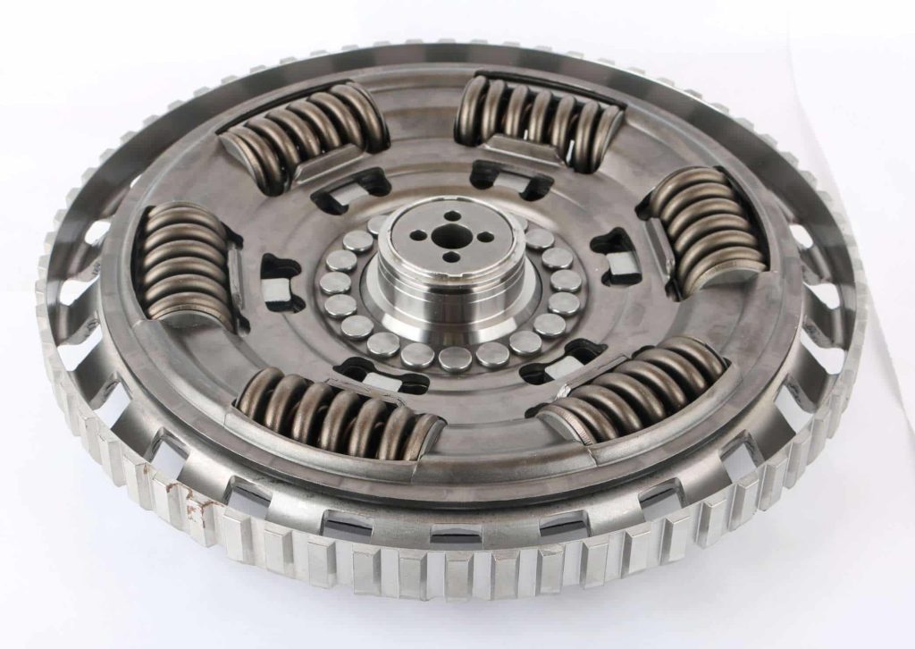 چرا خودرو هنگام نیم کلاچ لرزش دارد؟